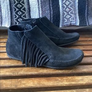 Minnetonka Black Fringe Ankle Booties size 6